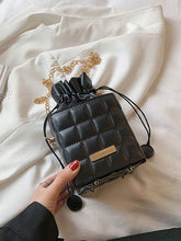 Bolso tipo cubo con cadena